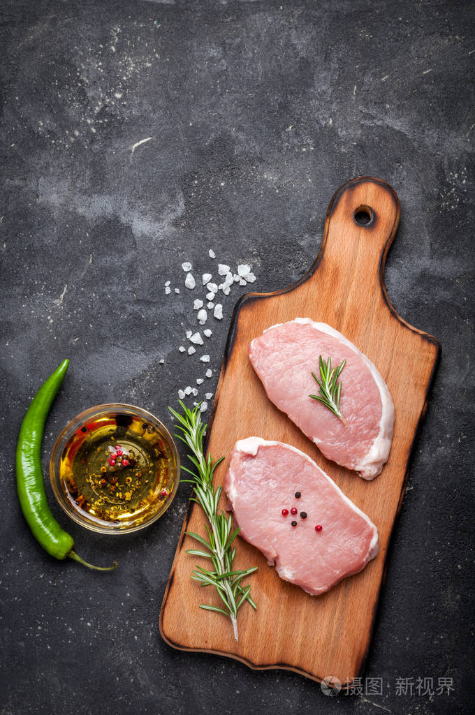 生猪肉牛排.烹饪的肉
