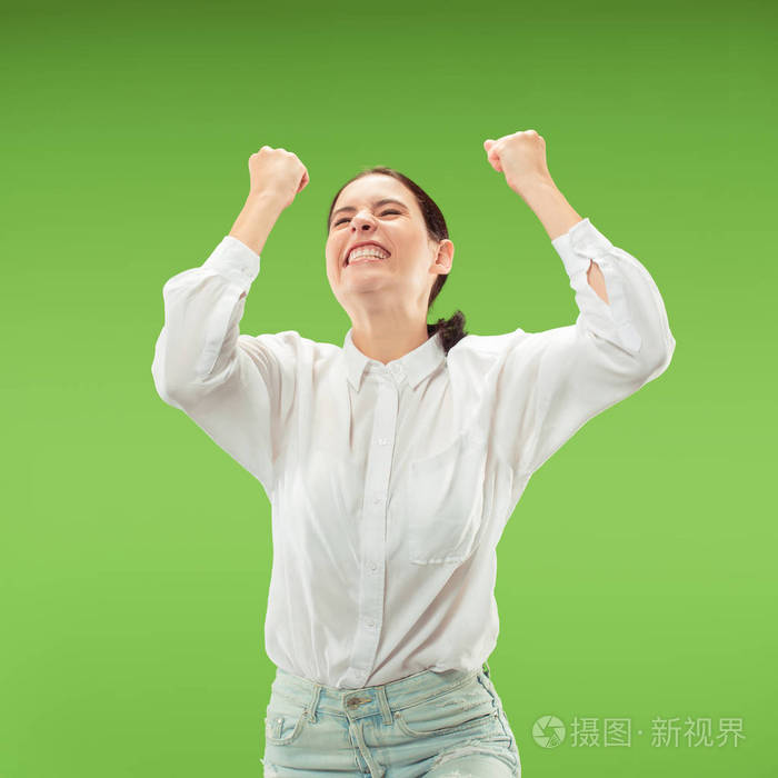 赢得成功的女人快乐的狂喜庆祝成为赢家女性模型的动态能量图像