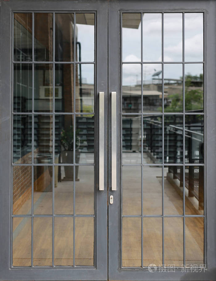 咖啡馆的特写玻璃门.前视图照片-正版商用图片0tze4u-摄图新视界