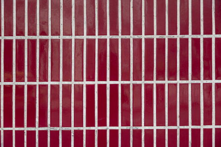 红色马赛克墙在厕所背景和纹理照片