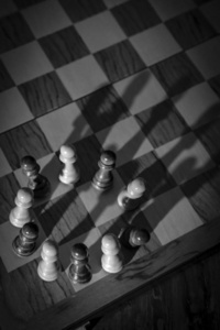 国际象棋棋子联合在一起, 影子形成了一个国王的王冠