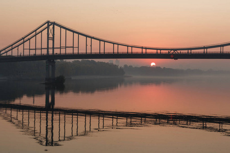 上午, 乌克兰基辅, 人行天桥和第聂伯河的日出景观
