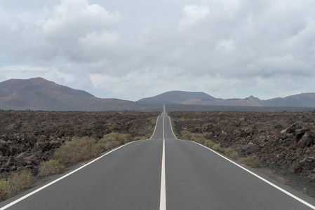 穿越火山地形的道路, 西班牙加那利兰萨罗特岛