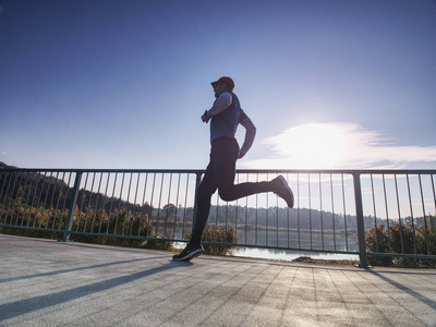 跑步运动员的人, 侧面全身的视野.男性赛跑者在户外训练中冲刺.
