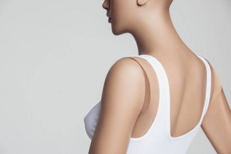 灰色工作室背景的女性人体模型照片