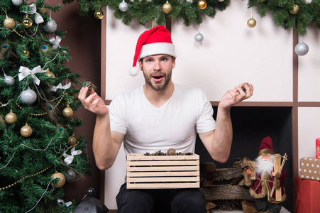 圣诞节前的第二天早上送圣诞礼物。快乐的圣诞老人。网上购物。新年场景与树的礼物。戴着圣诞老人帽子的人拿着圣诞礼物。圣诞快乐。这是怎
