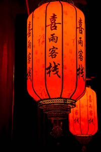 传统的中国红色灯在街上的特写视图
