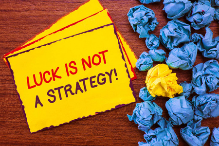 写上说明运气的笔记不是策略。商业照片展示它不是幸运的, 当计划故意