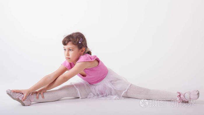 可爱, 小和美丽的年轻芭蕾演员女孩在白色的背景跳舞。工作室拍摄