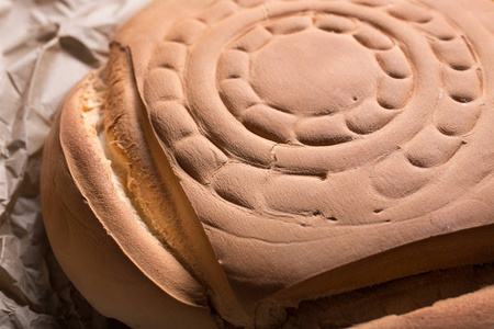 西班牙典型的面包, 一种由古代小麦制成的致密结实的白面包。特写