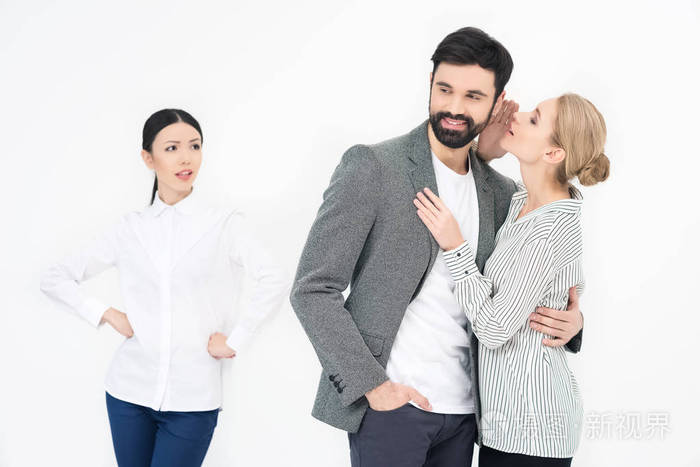 交头接耳的男人的女人