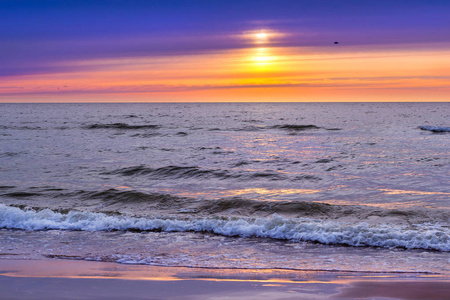 在旅游胜地帕兰加 立陶宛波罗的海海上日落摄影图