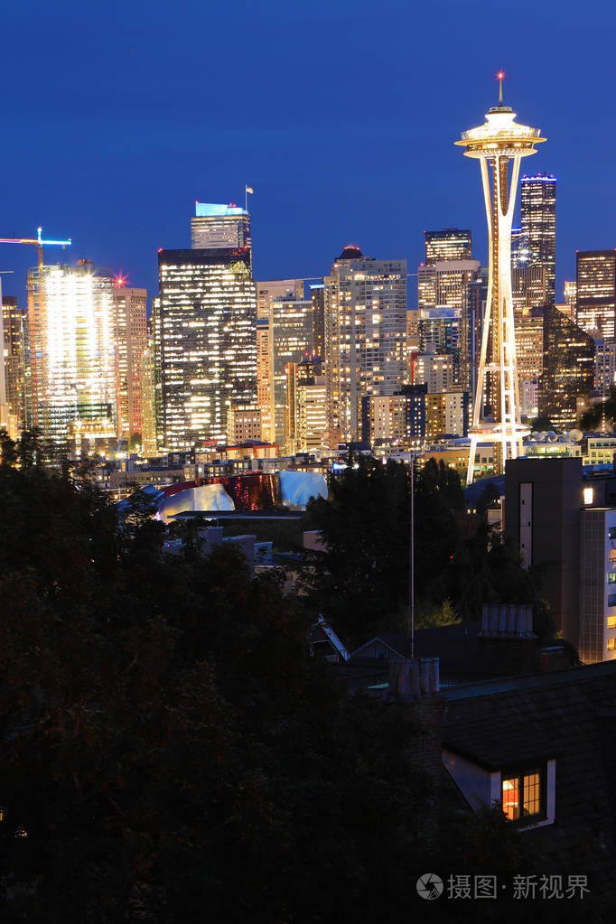 一个垂直西雅图, 在华盛顿市中心天黑后照片-正版商用图片0tznbk-摄图