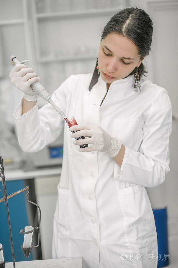 医学实验室的科学家在实验室充填试验浴缸