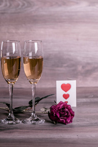 情人节。香槟酒杯和爱情信息。预约, 生日。理念 幸福, 节日