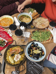 美食佳肴和手晚餐午餐家人朋友用餐不同国家的美食