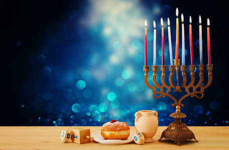 犹太假日光明节背景与烛台 传统烛台 和蜡烛闪闪发光的背景