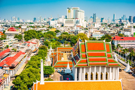 鸟瞰图的曼谷修道院和现代化的办公大楼