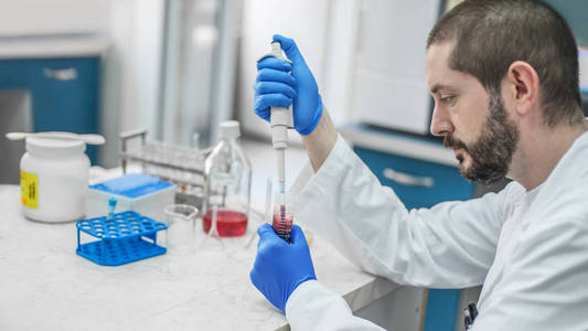 科学家用吸管在实验室中填充试管