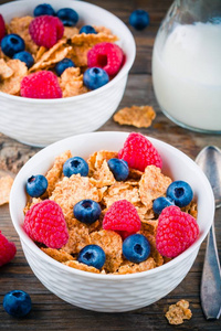 健康的早餐 全麦谷物与覆盆子和蓝莓