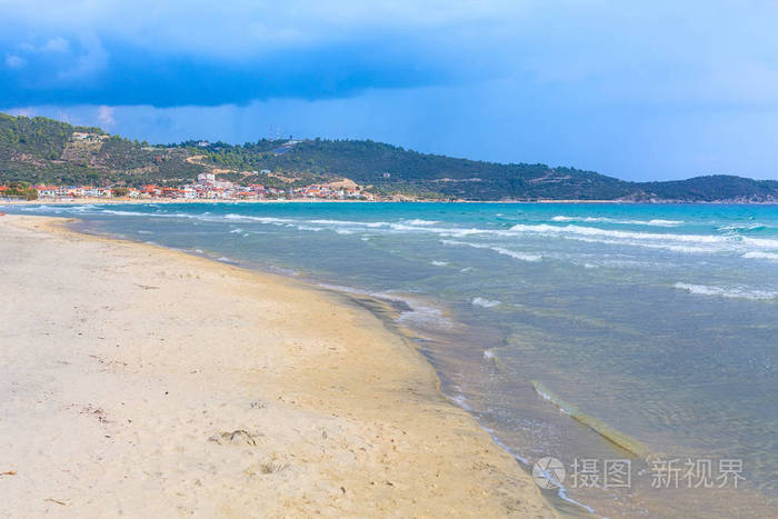 与绿松石海水波，希腊沙滩背景