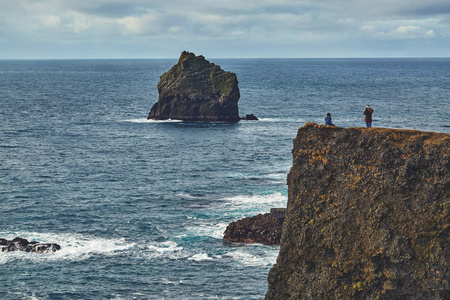 黑沙海滩的 reykjanesviti 在冰岛以南的灯塔