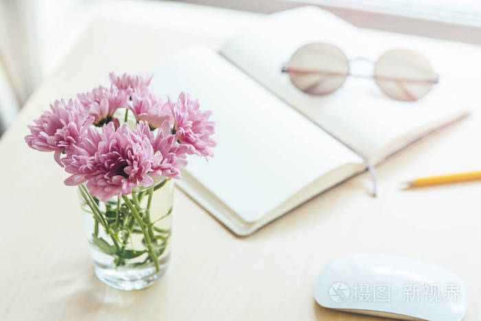 清晨的阳光在木桌子上 设计师的自由职业者的工作场所照片 正版商用图片0u01hb 摄图新视界