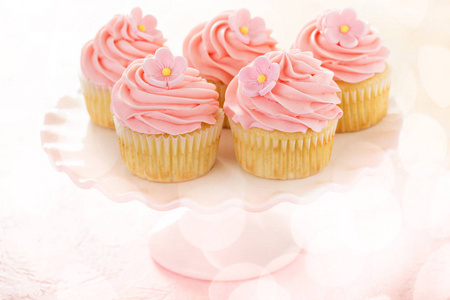 粉红色的覆盆子糖霜的香草蛋糕