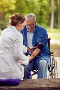 血压在轮椅上的老人的护理评价