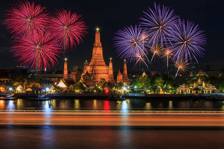 在新的一年庆祝的时候，泰国下郑王庙