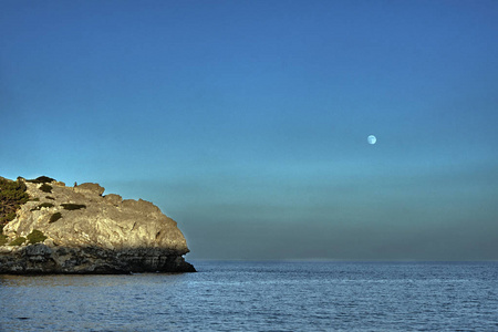 地中海边的岩石峭壁图片