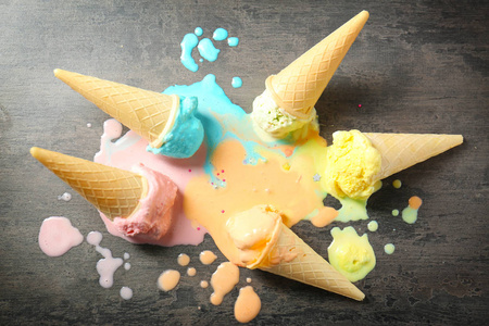 冰淇淋融化图片