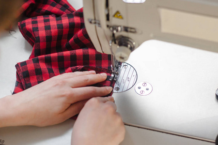图片的女裁缝用缝纫机缝制