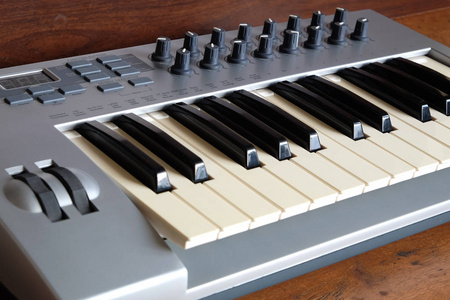 synth 钢琴卷帘正面视图特写照片