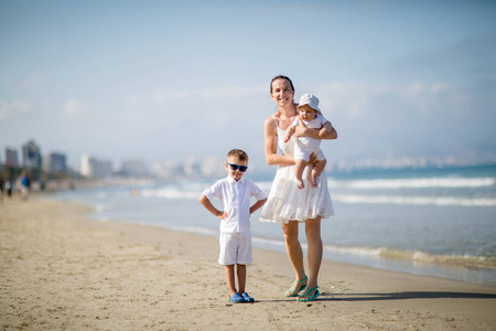 一位母亲和她的儿子有乐趣在地中海海滨
