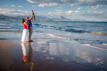 一个家庭在开心地在地中海海滨