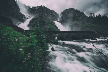 在挪威，定了调子的 Latefossen 瀑布