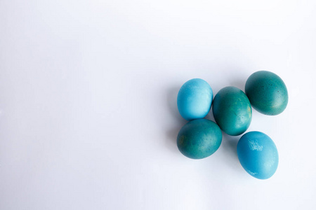 奥伯尔蓝色复活节彩蛋孤立在白色背景上的行
