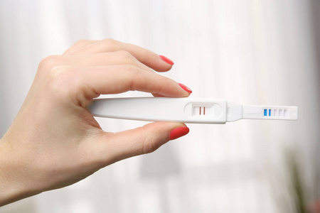 在女性手中的验孕测试