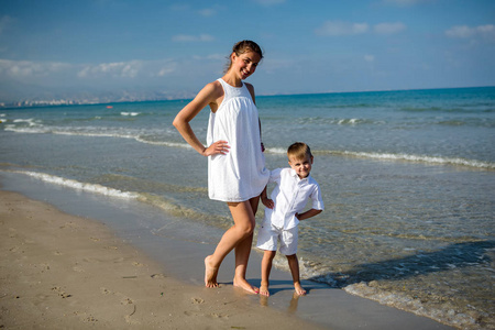 母亲和她的儿子在地中海海滨玩得开心