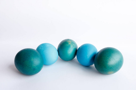 奥伯尔蓝色复活节彩蛋孤立在白色背景上的行