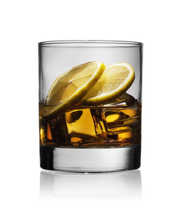 鸡尾酒威士忌柠檬与冰