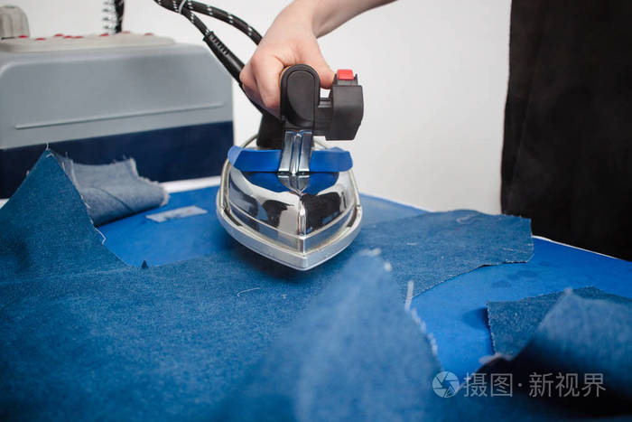 裁缝熨烫牛仔裤面料关闭了图片