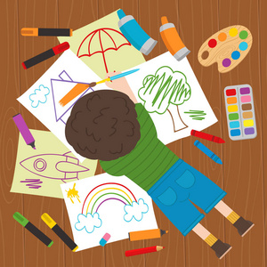 男孩在地板上画照片