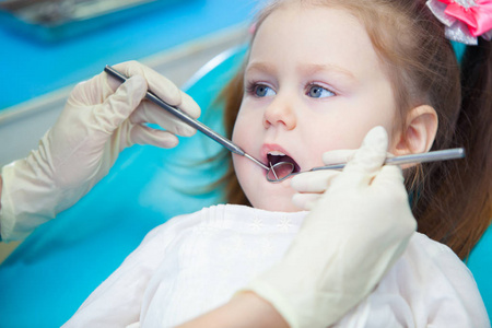 漂亮的小女孩开口宽看牙医口腔检查期间的特写镜头