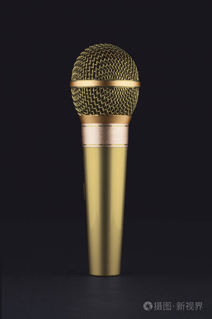 在黑色背景上的金无线麦克风照片-正版商用图片0u0c47-摄图新视界