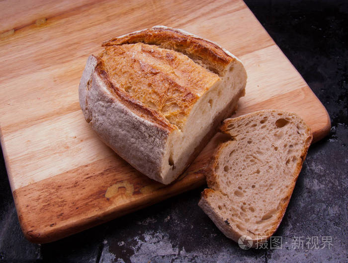 在一块板子上黑色烤盘上切片黑麦面包.国家房子的风格.真实地