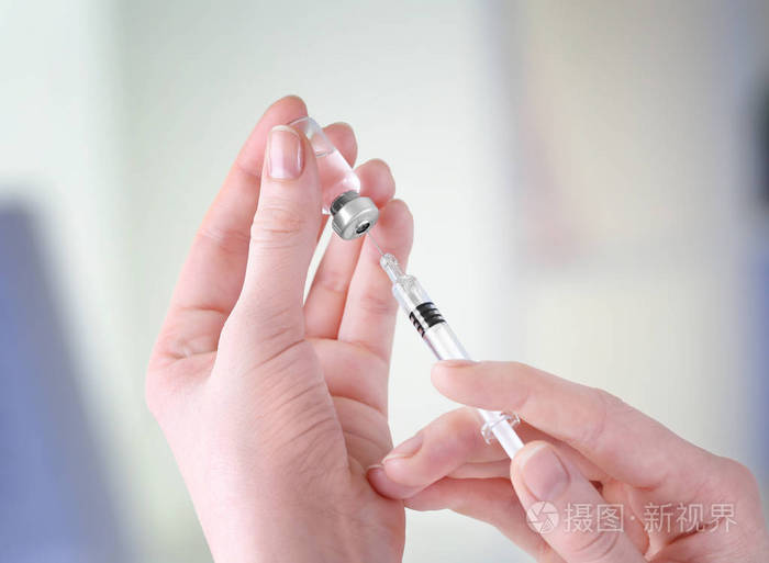 与注射器和医学的医生的手