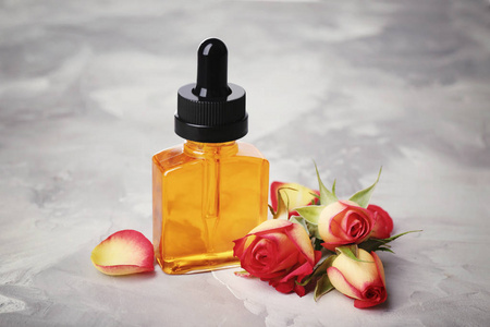 瓶用香水油和玫瑰花蕾