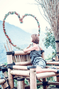 快乐山背景上的年轻女子的画像。热带岛屿，巴厘岛。在旅行中的女士